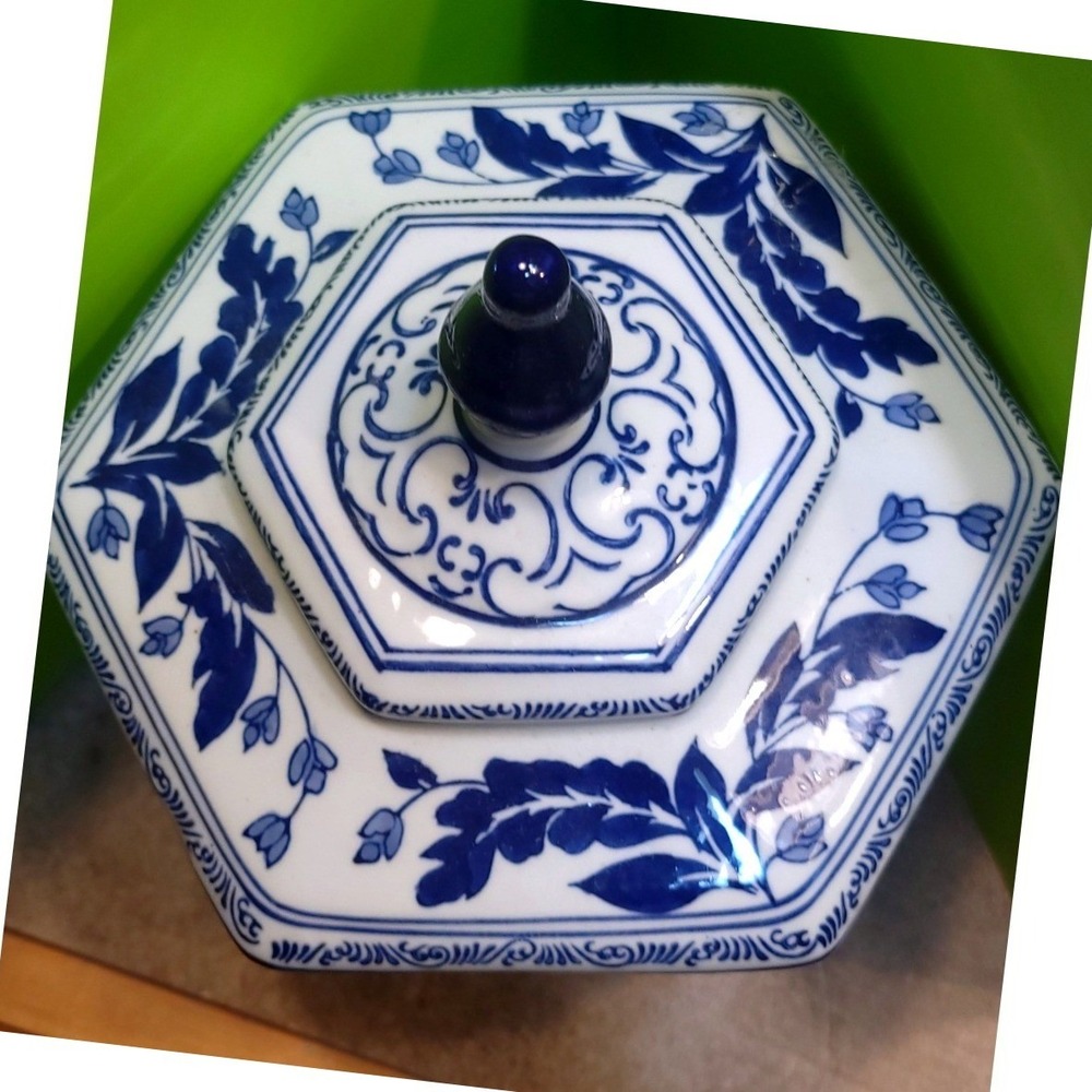 Vintage Blue and White Chinoiserie Hexagonal Ceramic Ginger Jar with Lid 13in - Picture 2 of 7